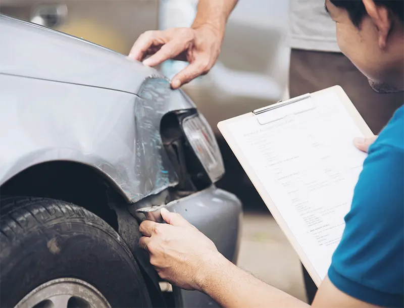 insurance-agent-working-site-car-accident-img
